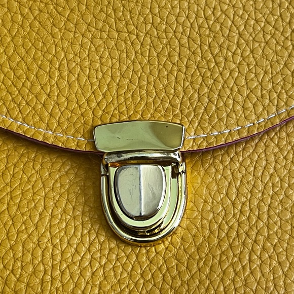 New Yellow pebbled faux leather envelope clutch crossbody gold tone whole chain - Picture 2 of 5